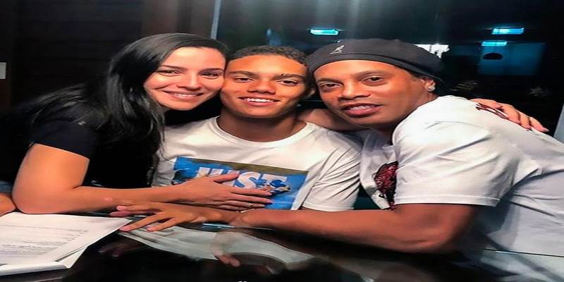 João Mendes là con huyền thoại Ronaldinho với nàng vũ công nổi tiếng Janaina Mendes