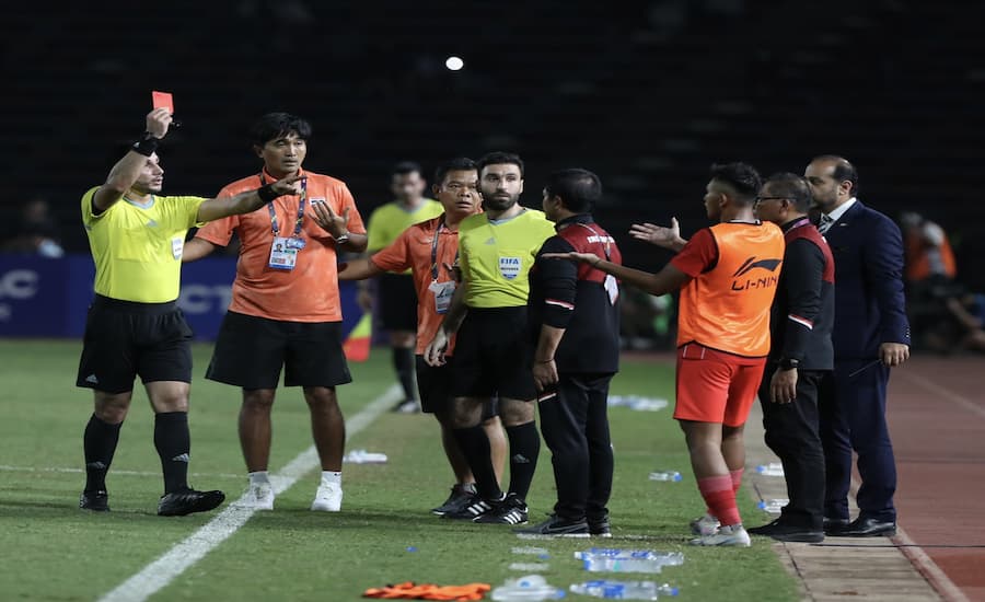 Hiệp 2 khởi nguồn cho cơn mưa thẻ đỏ trận Thái Lan Indonesia 